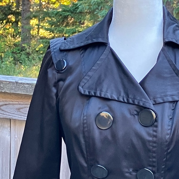 Stylish Black Coat with Embellished Buttons - Picture 3 of 9